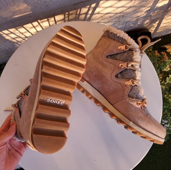 Tan Sorel Boots with shearling trim - Picture 4 of 5